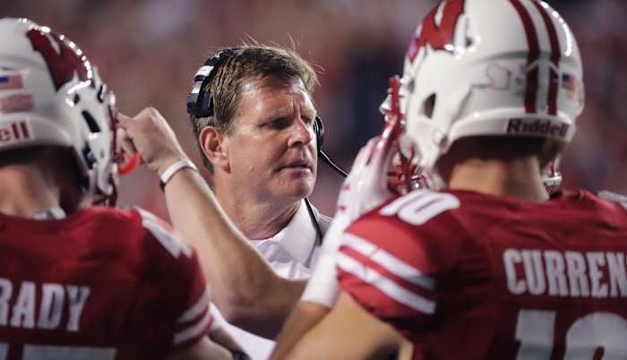 Wisconsin tight ends coach Chris Haering speaking with the special teams unit during a game at Camp Randall Stadium (Credit: Mark Hoffman, Milwaukee Journal Sentinel, Milwaukee Journal Sentinel via Imagn Content Services, LLC)